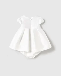 Abito bianco con applicazione floreale rosa e coulotte abbinata
