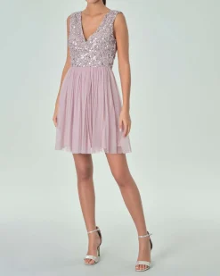 Abito corto rosa in tulle senza maniche con corpetto ricamato in paillettes e perline argento