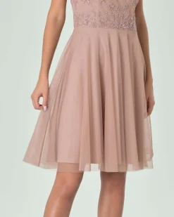 Abito corto rosa in tulle senza maniche con corpetto ricamato in perline tono su tono