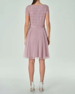 Abito corto rosa tonalità fredda in tulle con ricami in perline tono su tono sul corpetto con maniche ad aletta