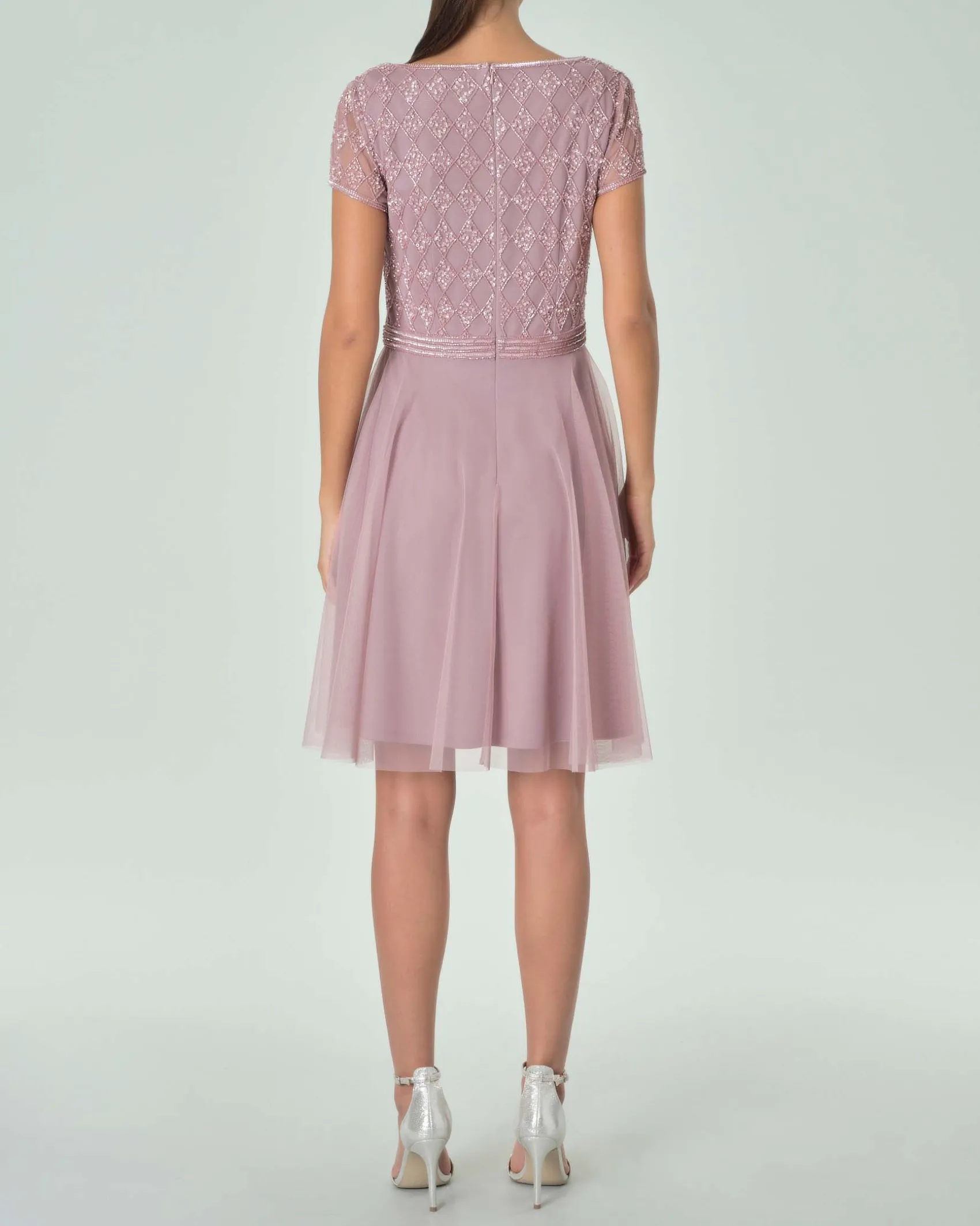 Abito corto rosa tonalità fredda in tulle con ricami in perline tono su tono sul corpetto con maniche ad aletta