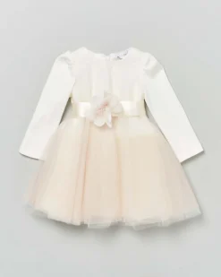 Abito ecrù a maniche lunghe con tulle e cintura in raso rosa con fiore
