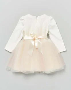 Abito ecrù a maniche lunghe con tulle e cintura in raso rosa con fiore