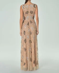 Abito lungo beige in tulle senza maniche con ricami a motivo foliage in paillettes verdi e argento