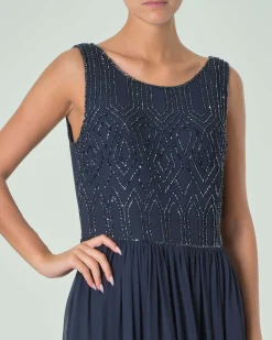Abito lungo blu navy in creponne con corpetto smanicato ricamato in perline tono su tono