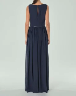 Abito lungo blu navy in creponne con corpetto smanicato ricamato in perline tono su tono