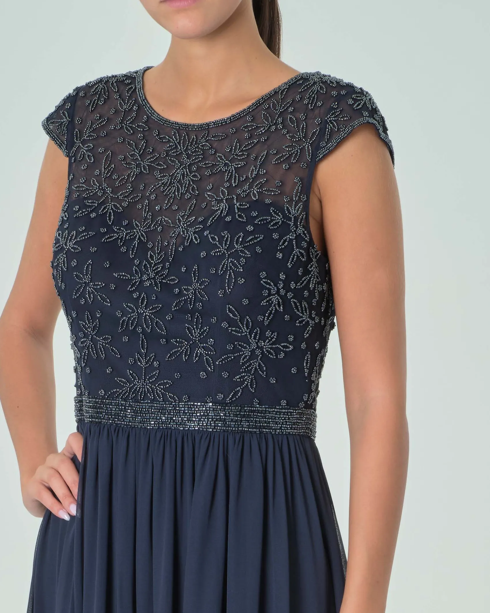 Abito lungo blu navy in georgette con corpetto a maniche ad aletta ricamato in perline tono su tono