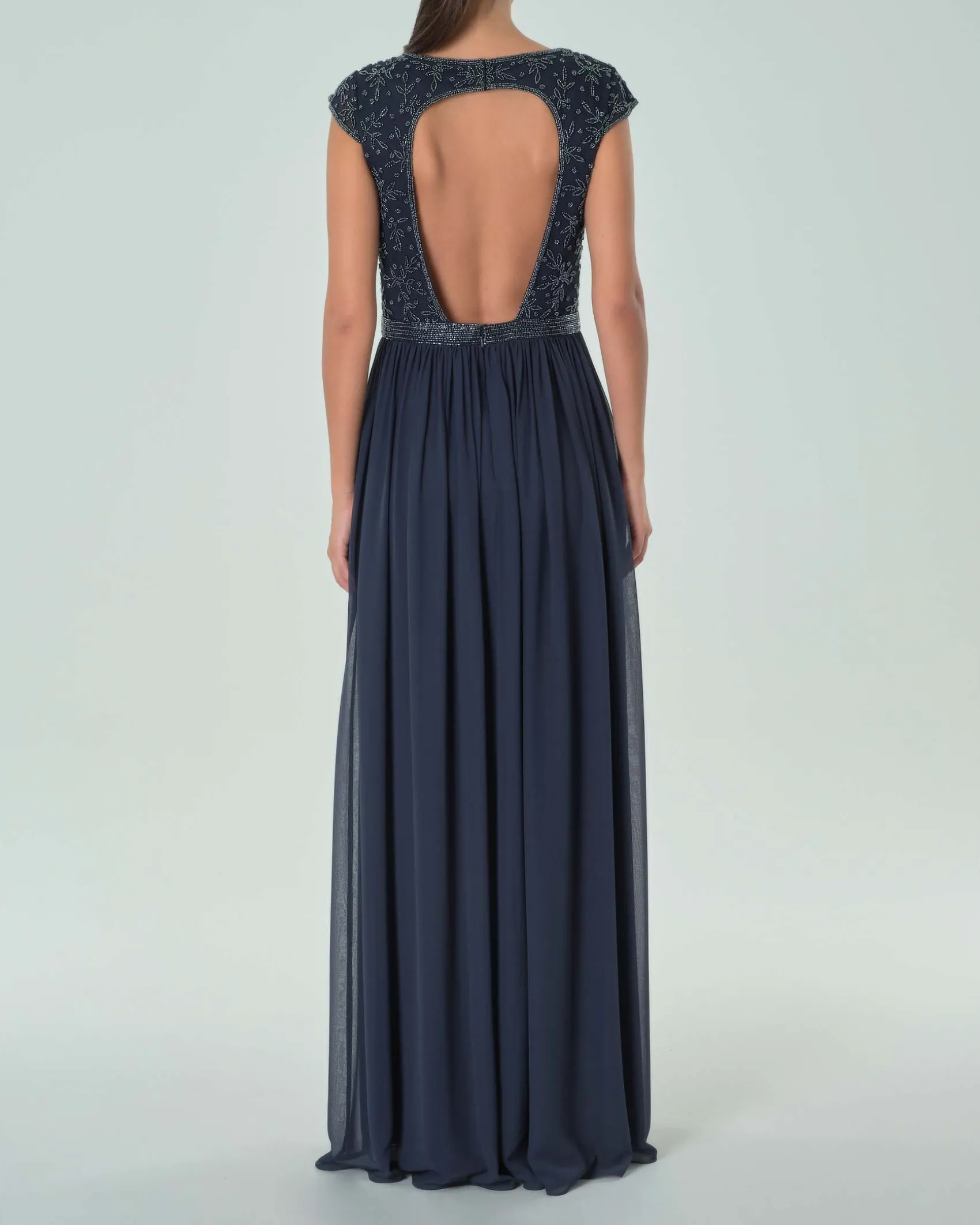 Abito lungo blu navy in georgette con corpetto a maniche ad aletta ricamato in perline tono su tono