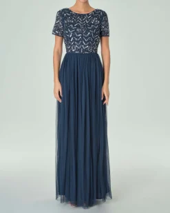Abito lungo blu navy in tulle con corpetto a maniche corte ricamato in paillettes e perline