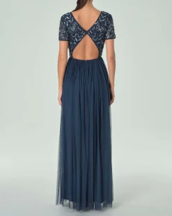 Abito lungo blu navy in tulle con corpetto a maniche corte ricamato in paillettes e perline