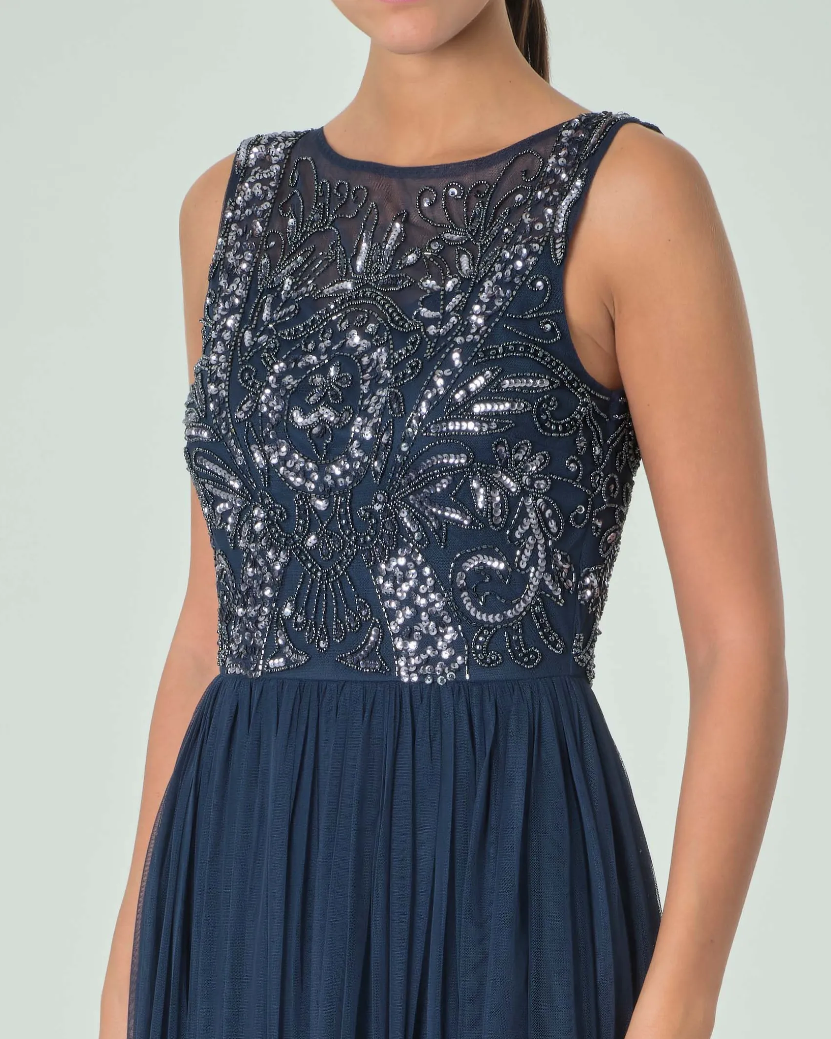 Abito lungo blu navy in tulle con corpetto senza maniche ricamato in perline e paillettes