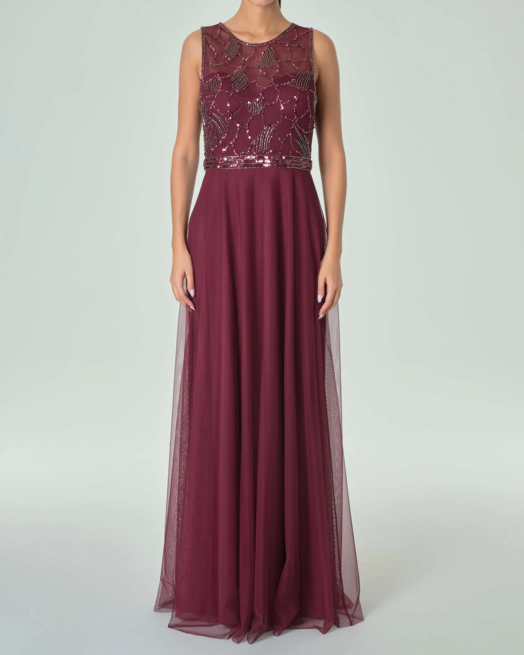 Abito lungo bordeaux in tulle senza maniche con busto ricamato in perline tono su tono