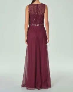 Abito lungo bordeaux in tulle senza maniche con busto ricamato in perline tono su tono