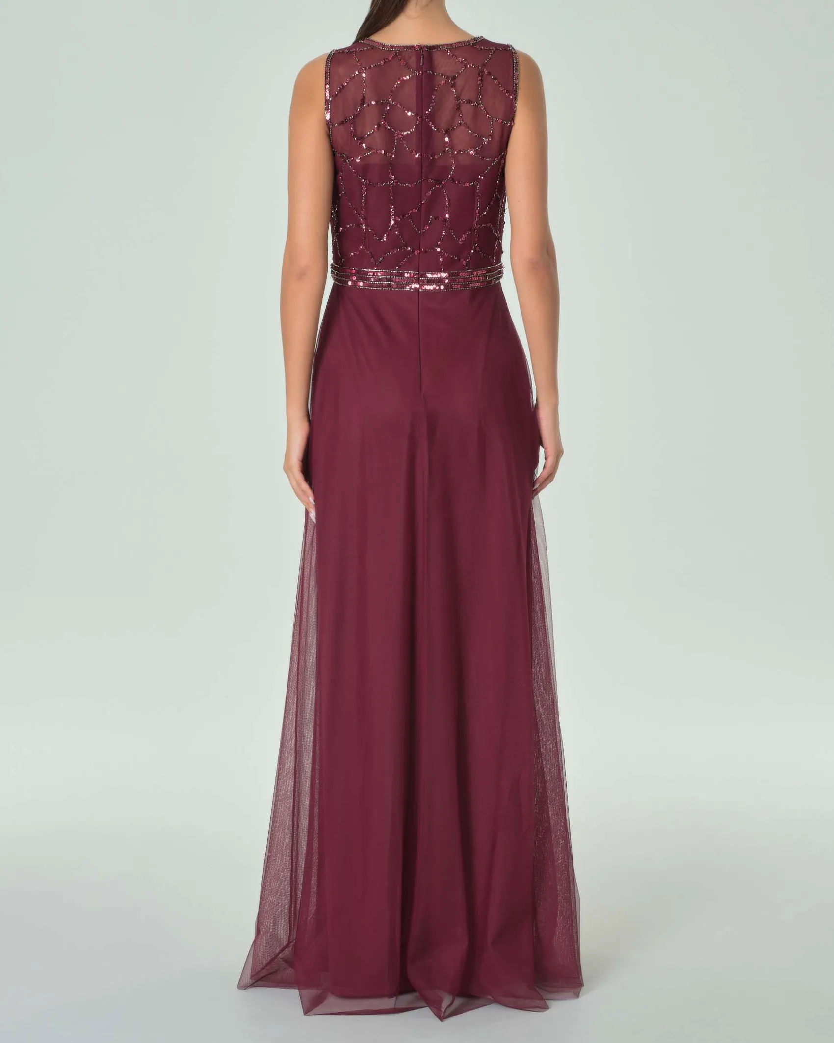 Abito lungo bordeaux in tulle senza maniche con busto ricamato in perline tono su tono