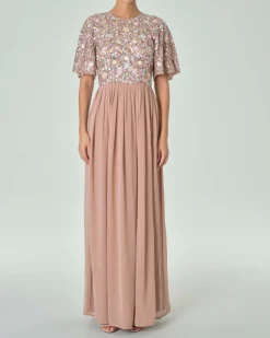 Abito lungo color taupe con gonna in georgette e corpetto a maniche corte in paillettes