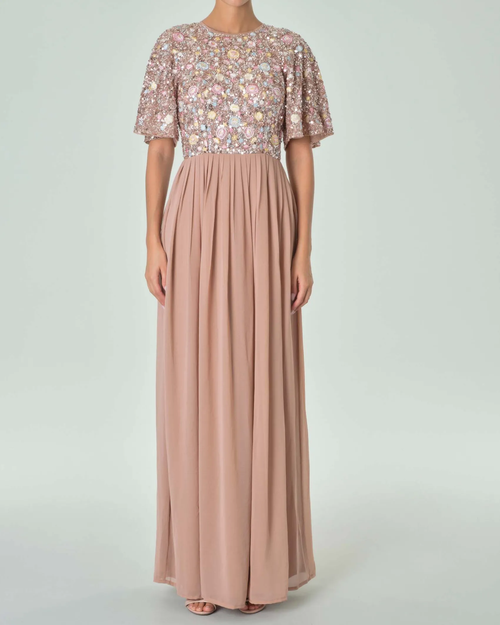 Abito lungo color taupe con gonna in georgette e corpetto a maniche corte in paillettes