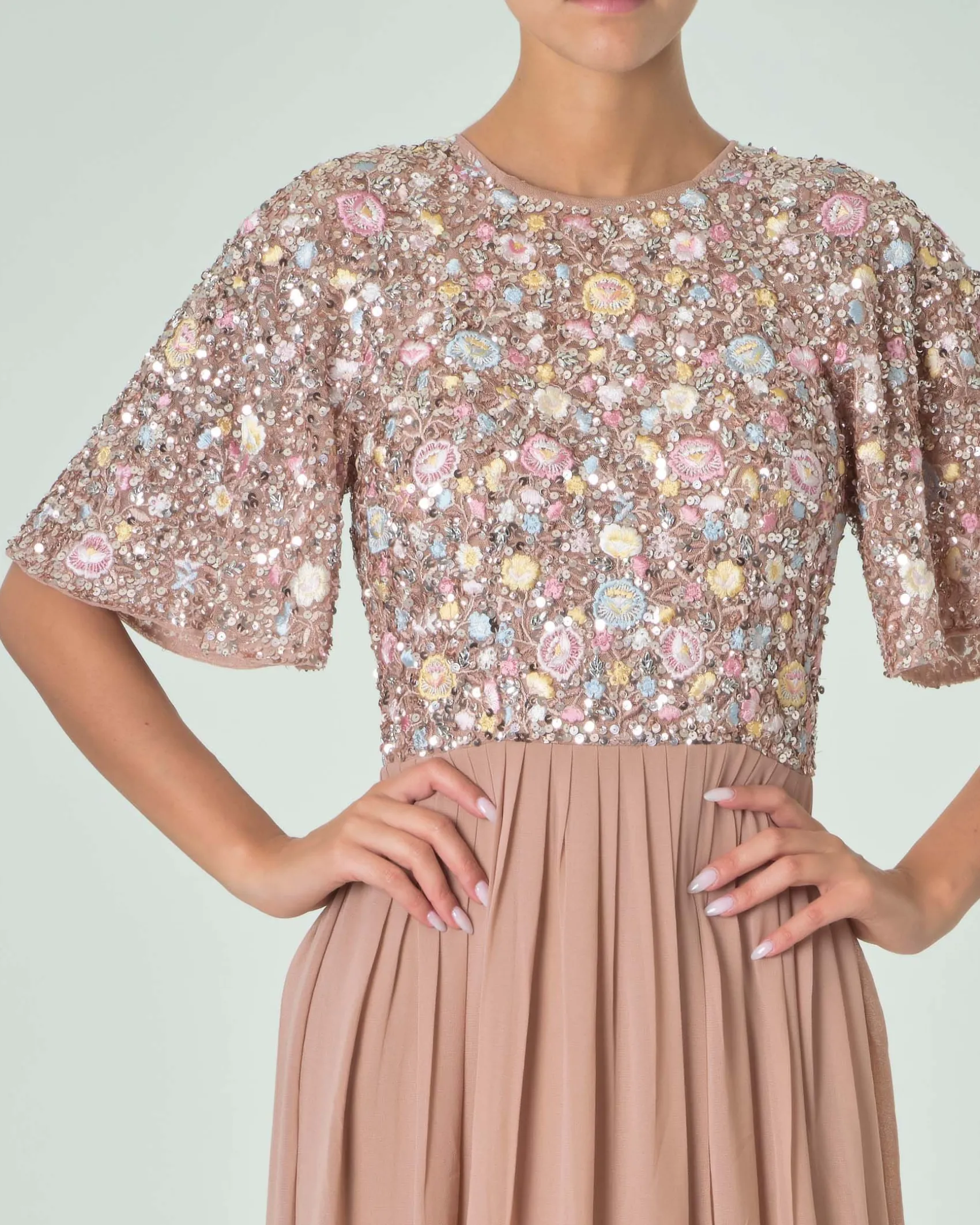 Abito lungo color taupe con gonna in georgette e corpetto a maniche corte in paillettes
