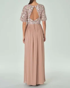 Abito lungo color taupe con gonna in georgette e corpetto a maniche corte in paillettes