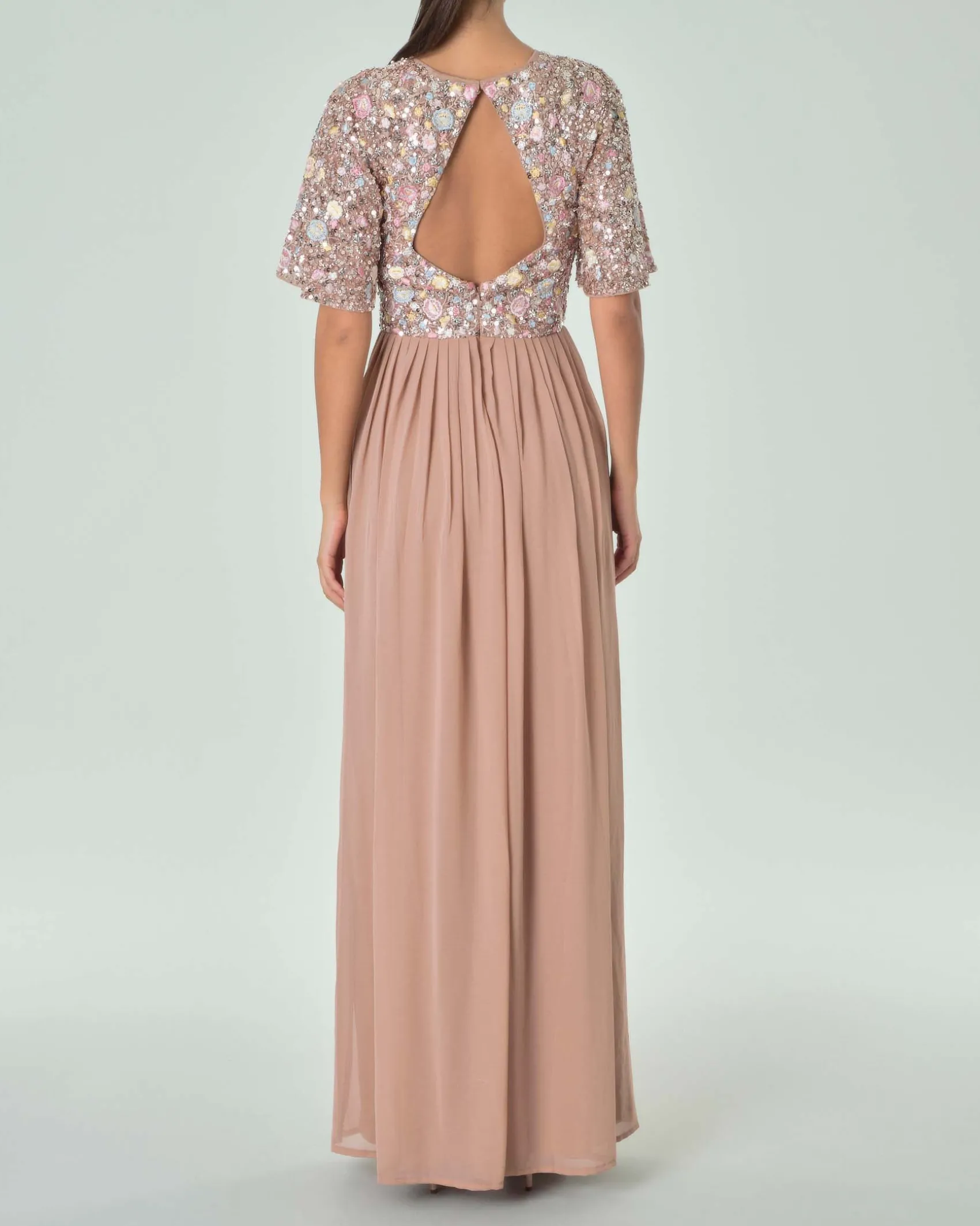 Abito lungo color taupe con gonna in georgette e corpetto a maniche corte in paillettes