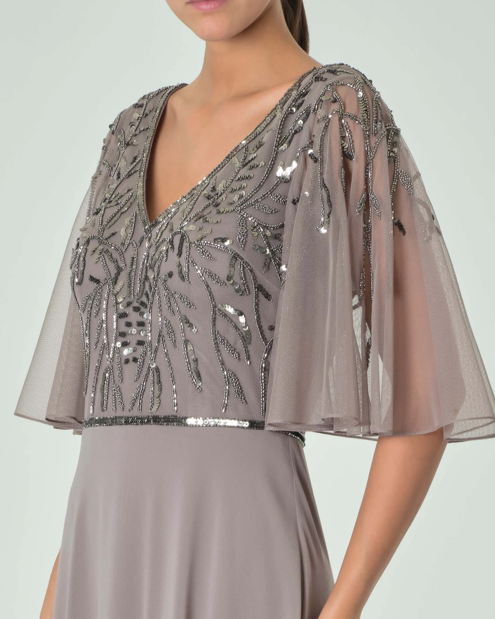 Abito lungo grigio in georgette con maniche al gomito a mantella e ricami in paillettes tono su tono