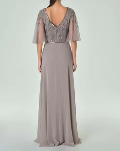 Abito lungo grigio in georgette con maniche al gomito a mantella e ricami in paillettes tono su tono