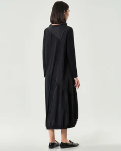 Abito lungo nero Jurerê in taffetà con inserti in jersey ed elastico inserito al fondo