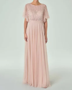Abito lungo rosa cipria in tulle con mantellina ricamata in paillettes e perline tono su tono
