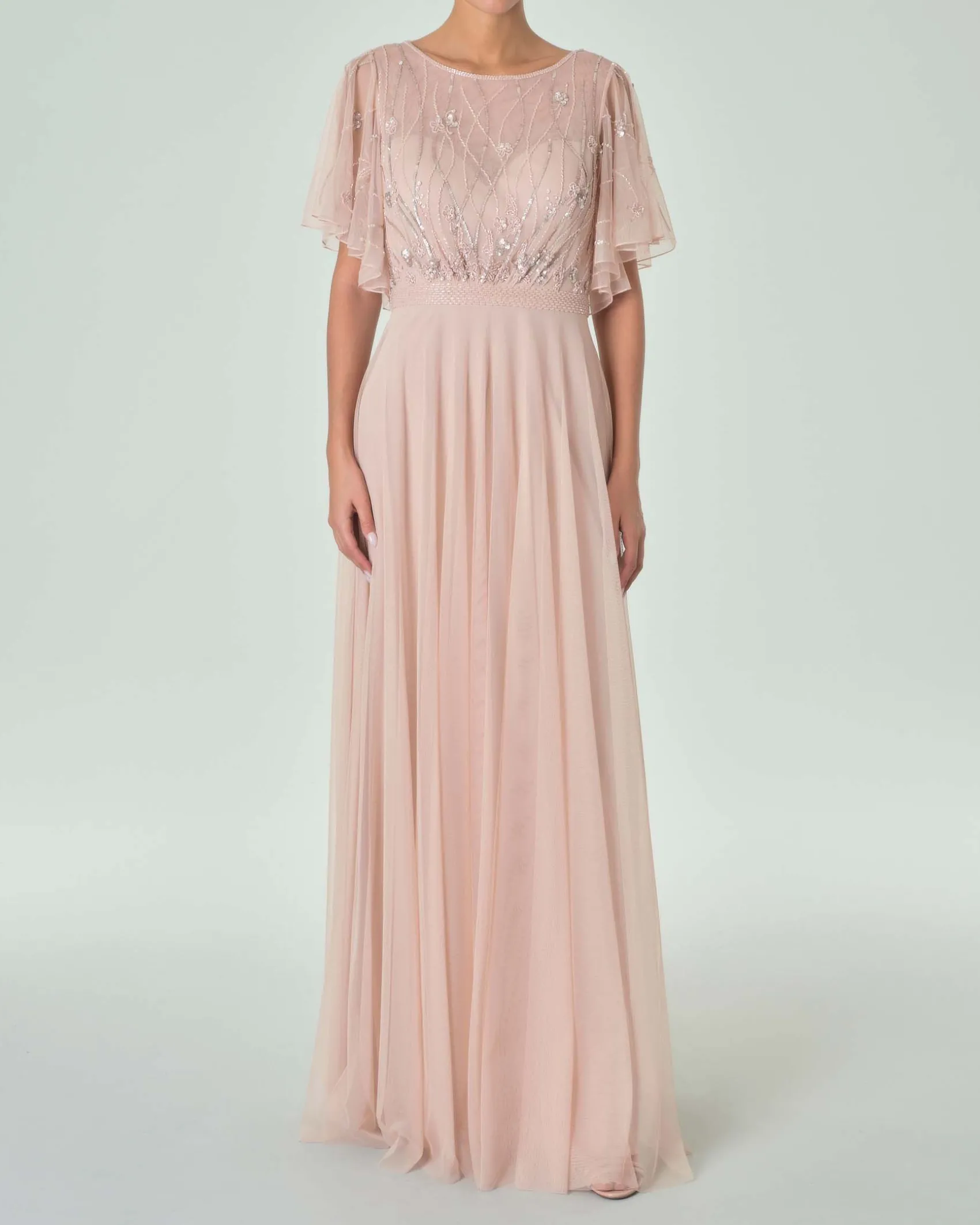 Abito lungo rosa cipria in tulle con mantellina ricamata in paillettes e perline tono su tono
