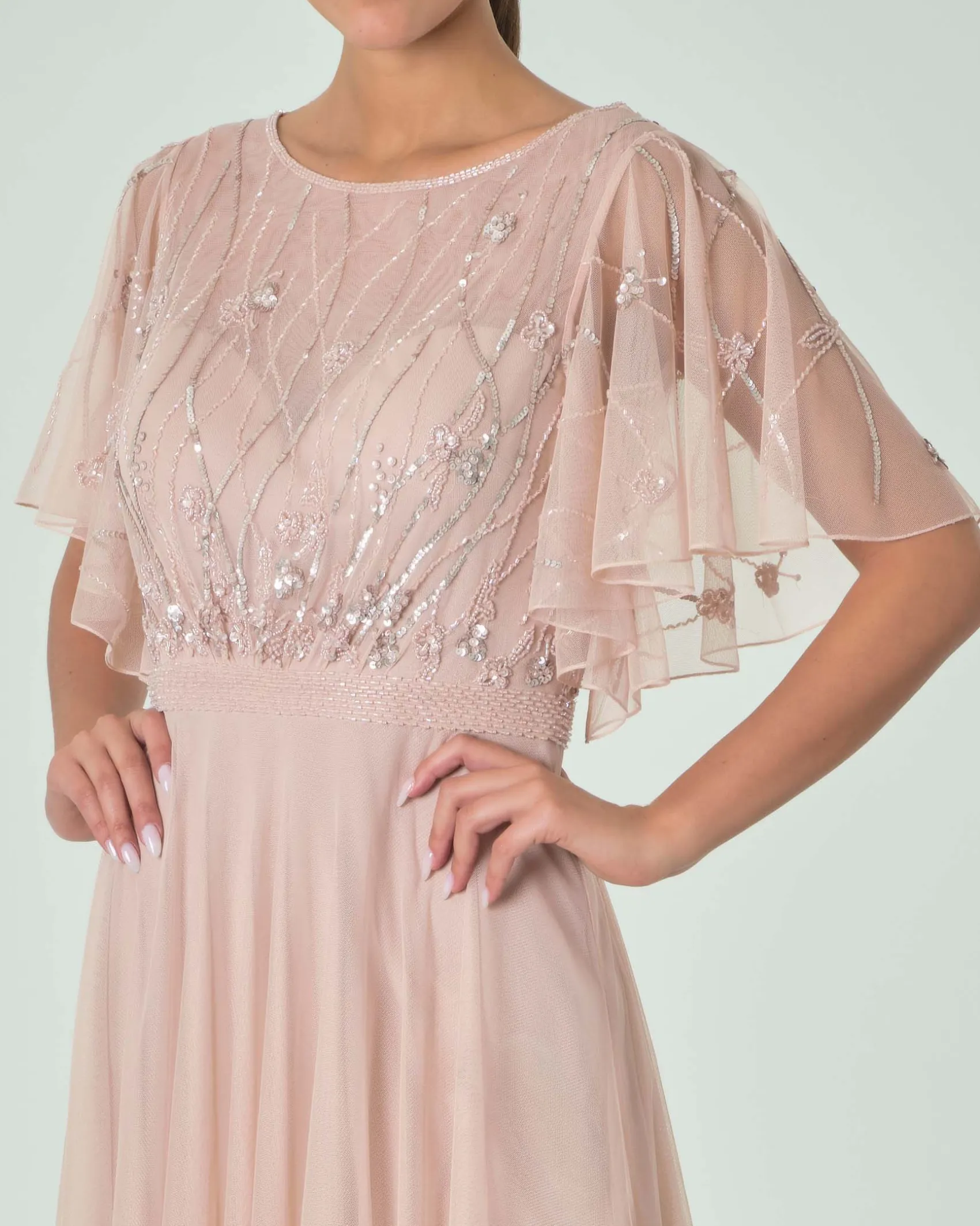 Abito lungo rosa cipria in tulle con mantellina ricamata in paillettes e perline tono su tono
