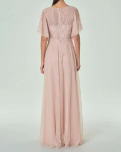 Abito lungo rosa cipria in tulle con mantellina ricamata in paillettes e perline tono su tono