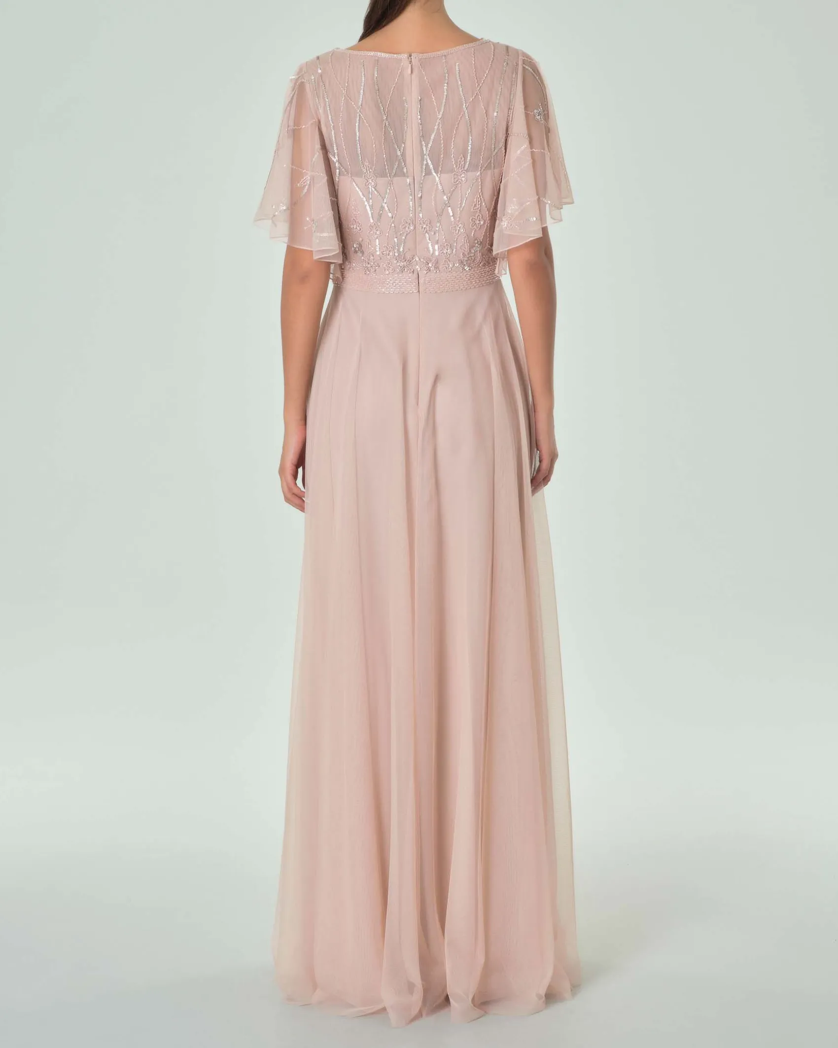 Abito lungo rosa cipria in tulle con mantellina ricamata in paillettes e perline tono su tono