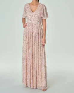 Abito lungo rosa cipria in tulle con scollo a V e maniche corte a campana con ricami floreali tono su tono e paillettes