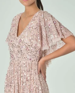 Abito lungo rosa cipria in tulle con scollo a V e maniche corte a campana con ricami floreali tono su tono e paillettes