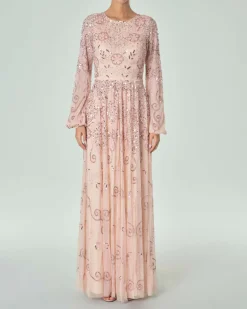 Abito lungo rosa in tulle con maniche lunghe e ricami floreali in paillettes e perline all over