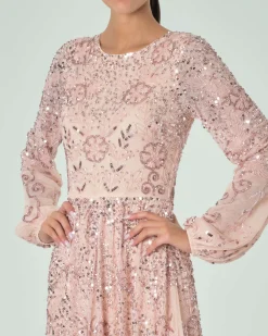 Abito lungo rosa in tulle con maniche lunghe e ricami floreali in paillettes e perline all over