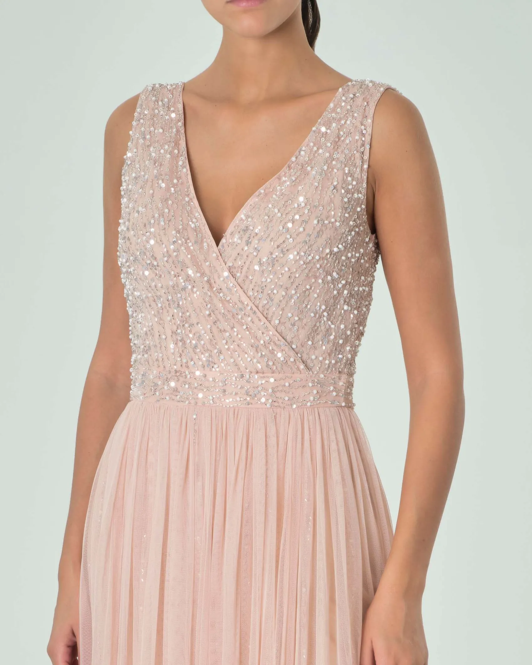 Abito lungo rosa in tulle con corpetto smanicato ricami in perline tono su tono e paillettes argento