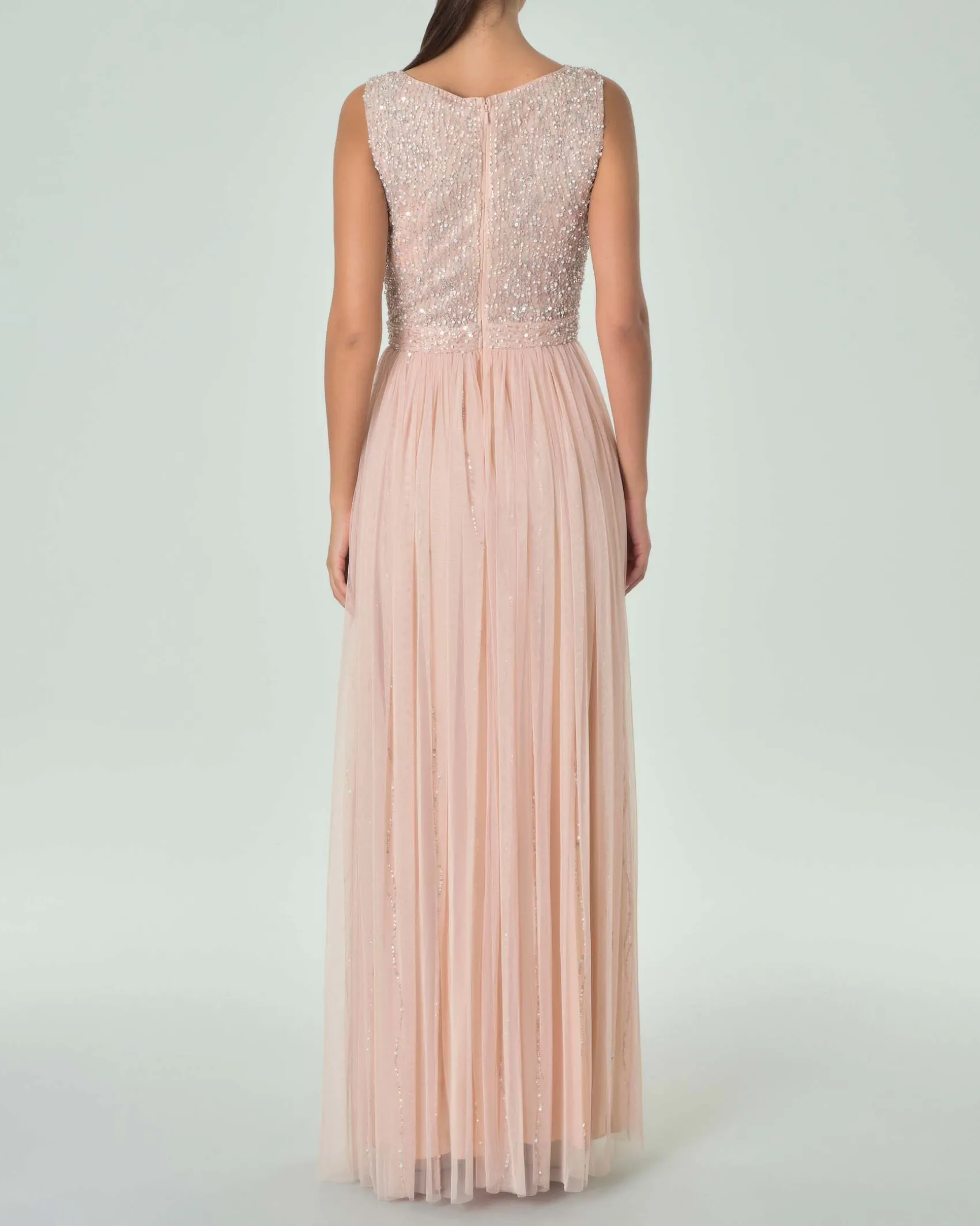 Abito lungo rosa in tulle con corpetto smanicato ricami in perline tono su tono e paillettes argento