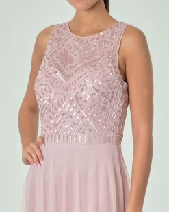 Abito lungo rosa in tulle con ricami in perline tono su tono sul corpetto smanicato