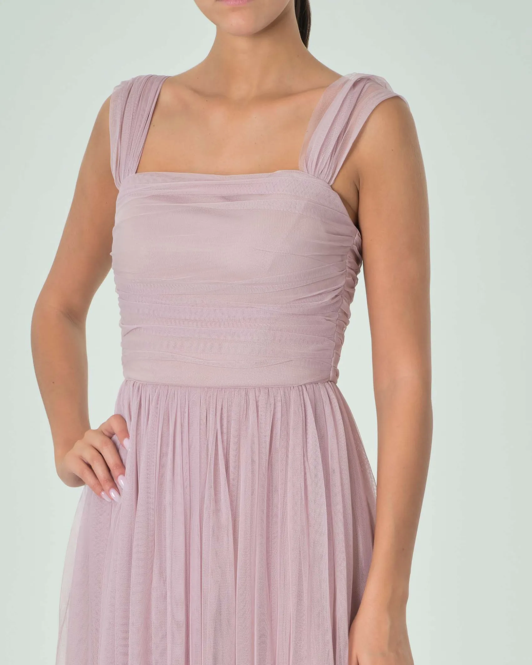 Abito lungo rosa tonalità fredda in tulle senza maniche e corpetto drappeggiato