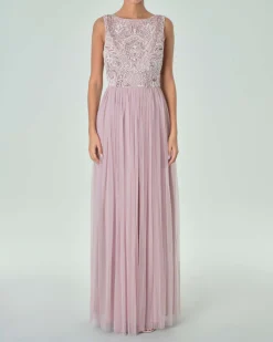 Abito lungo rosa tonalità fredda in tulle con corpetto senza maniche ricamato in perline e paillettes