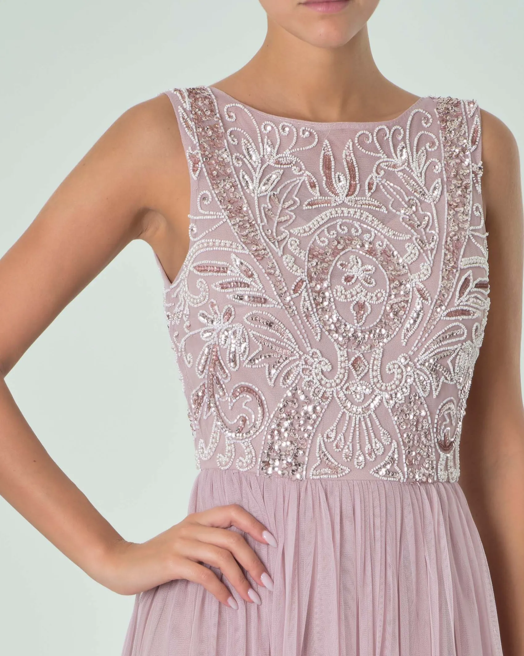 Abito lungo rosa tonalità fredda in tulle con corpetto senza maniche ricamato in perline e paillettes