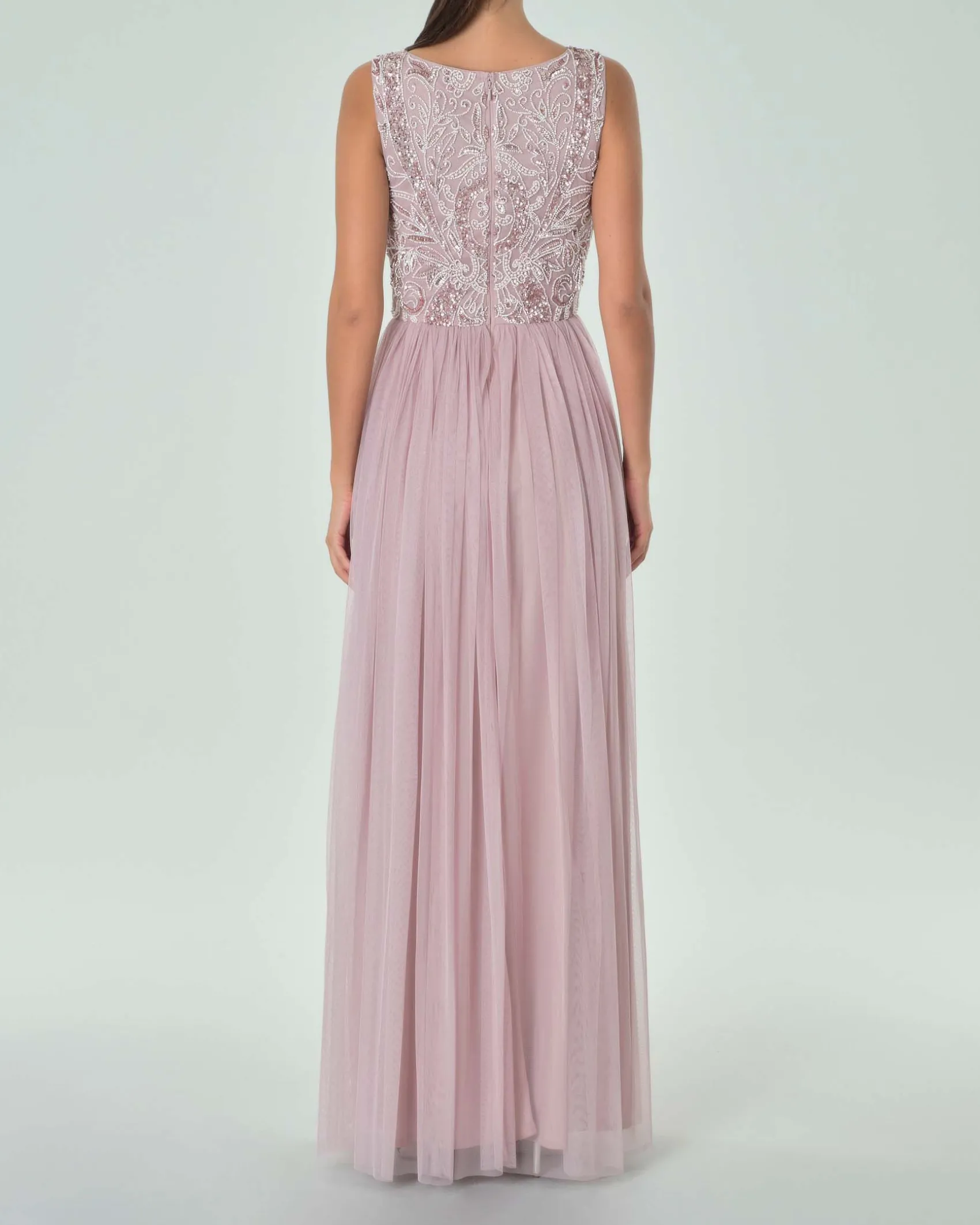 Abito lungo rosa tonalità fredda in tulle con corpetto senza maniche ricamato in perline e paillettes