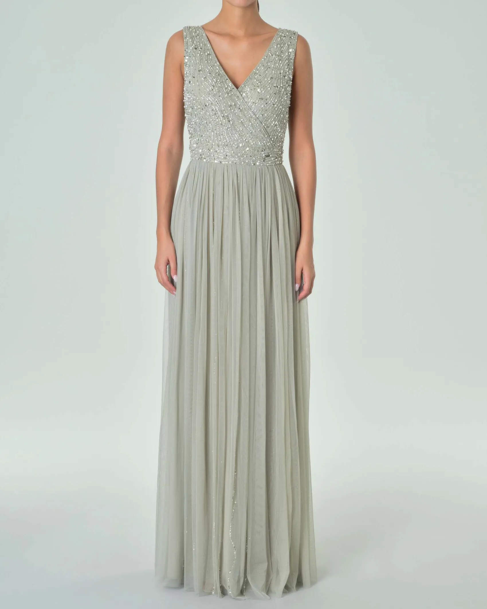 Abito lungo verde salvia chiaro in tulle con corpetto smanicato ricami in perline tono su tono e paillettes argento