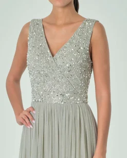 Abito lungo verde salvia chiaro in tulle con corpetto smanicato ricami in perline tono su tono e paillettes argento