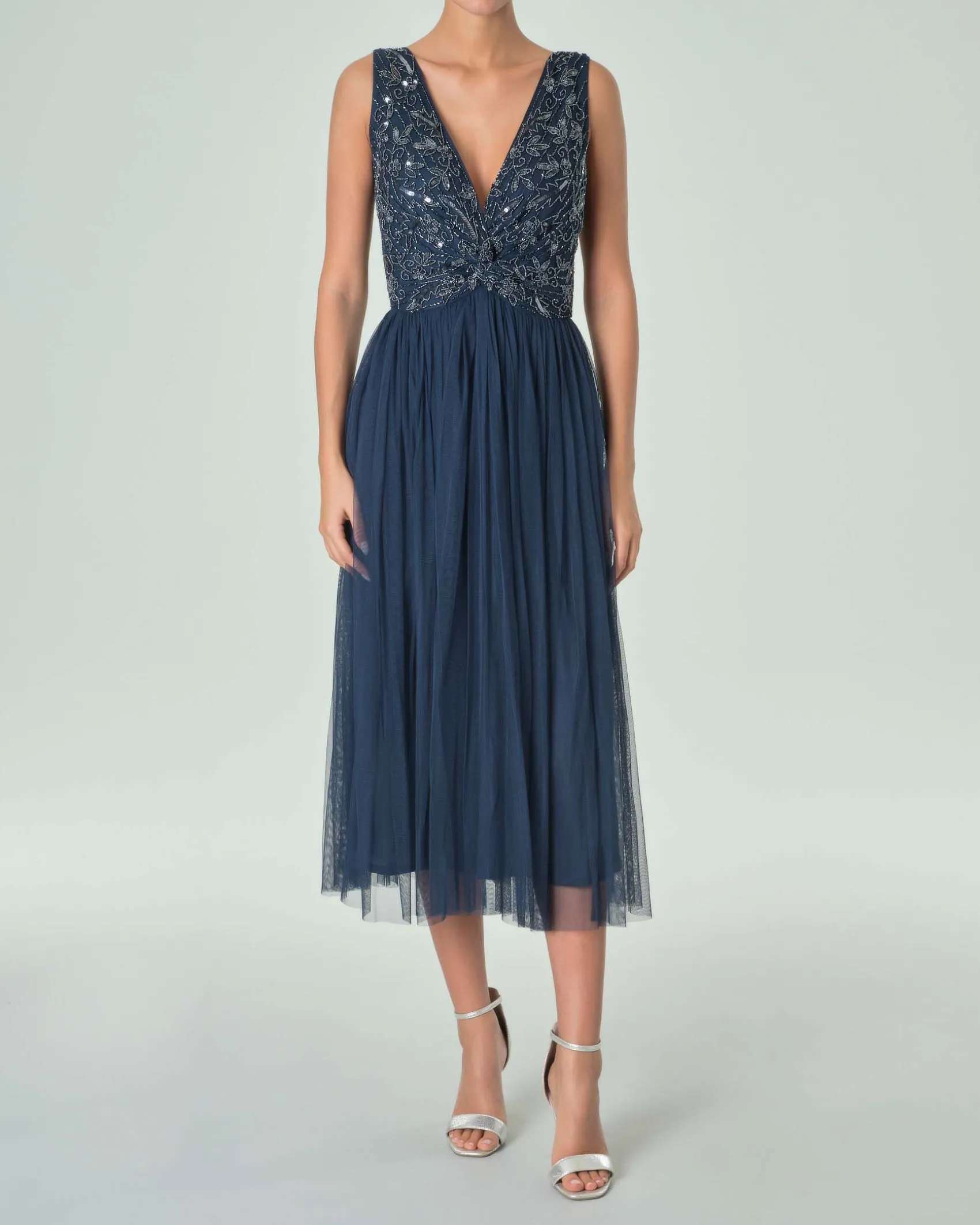 Abito midi blu navy in tulle con corpetto smanice ricamato in paillettes con dettaglio a nodo in vita
