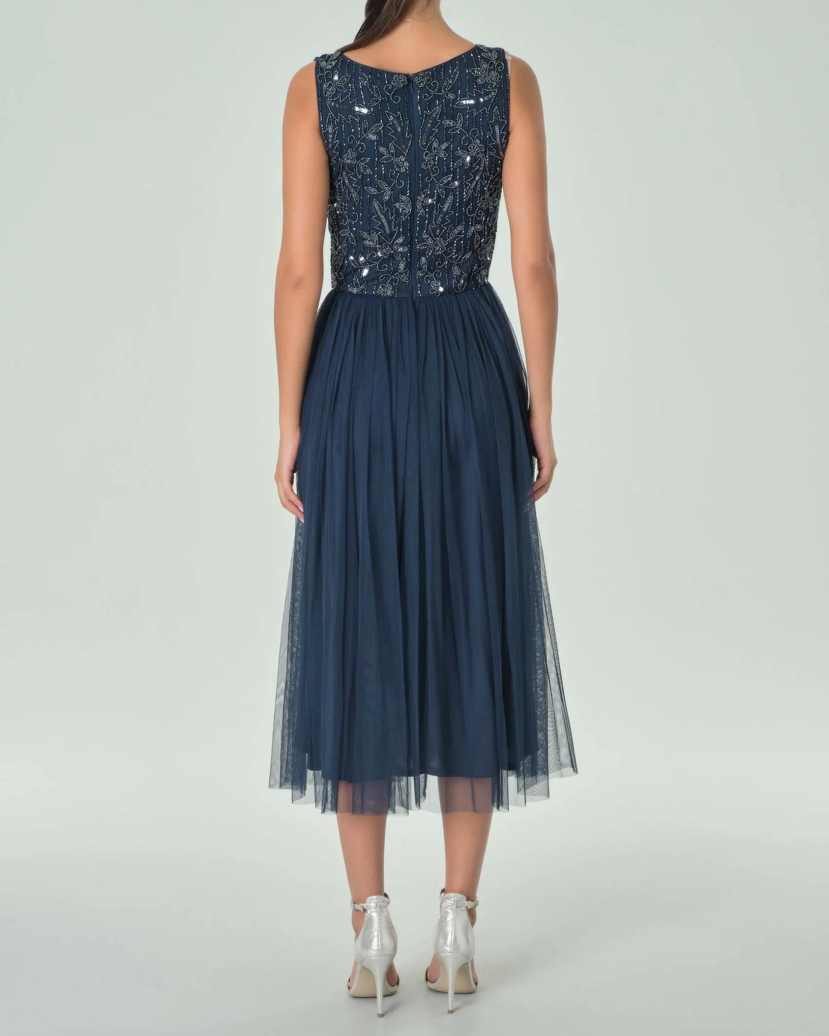Abito midi blu navy in tulle con corpetto smanice ricamato in paillettes con dettaglio a nodo in vita