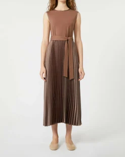 Abito midi color moka Weekend Max Mara con gonna plissè e busto in satin smanicato