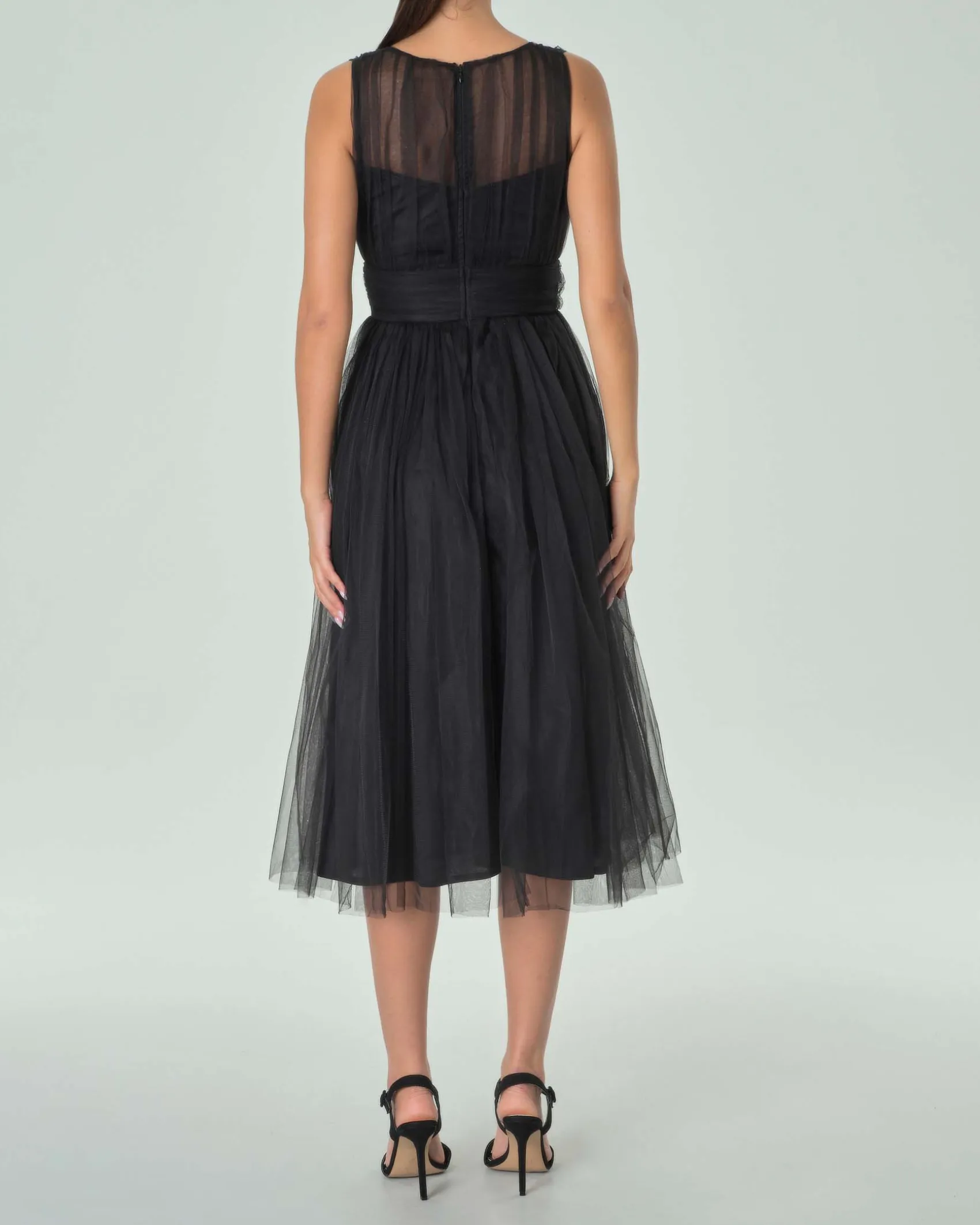Abito midi nero in tulle senza maniche con gonna ruota e scollo a V
