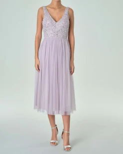Abito midi smanicato color lilla in tulle con corpetto ricamato in paillettes e perline tono su tono