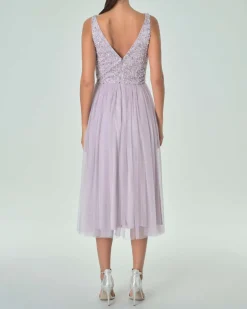 Abito midi smanicato color lilla in tulle con corpetto ricamato in paillettes e perline tono su tono